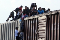Martes 23 de julio del 2013. Arriaga, Chiapas. La víspera de este día, jóvenes centroamericanos corren sobre las vías del tren para alcanzar los vagones que los llevara a continuar su tránsito hacia la frontera norte.