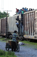 Martes 23 de julio del 2013. Arriaga, Chiapas. La víspera de este día, jóvenes centroamericanos corren sobre las vías del tren para alcanzar los vagones que los llevara a continuar su tránsito hacia la frontera norte.