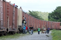 Martes 23 de julio del 2013. Arriaga, Chiapas. La víspera de este día, jóvenes centroamericanos corren sobre las vías del tren para alcanzar los vagones que los llevara a continuar su tránsito hacia la frontera norte.