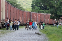 Martes 23 de julio del 2013. Arriaga, Chiapas. La víspera de este día, jóvenes centroamericanos corren sobre las vías del tren para alcanzar los vagones que los llevara a continuar su tránsito hacia la frontera norte.