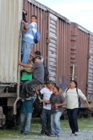 Martes 23 de julio del 2013. Arriaga, Chiapas. La víspera de este día, jóvenes centroamericanos corren sobre las vías del tren para alcanzar los vagones que los llevara a continuar su tránsito hacia la frontera norte.