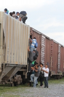Martes 23 de julio del 2013. Arriaga, Chiapas. La vÃspera de este dÃa, jóvenes centroamericanos corren sobre las vÃas del tren para alcanzar los vagones que los llevara a continuar su tránsito hacia la frontera norte. Martes 23 de julio del 2013. Arriaga, Chiapas. La vÃspera de este dÃa, jóvenes centroamericanos corren sobre las vÃas del tren para alcanzar los vagones que los llevara a continuar su tránsito hacia la frontera norte.