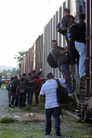 Martes 23 de julio del 2013. Arriaga, Chiapas. La víspera de este día, jóvenes centroamericanos corren sobre las vías del tren para alcanzar los vagones que los llevara a continuar su tránsito hacia la frontera norte.