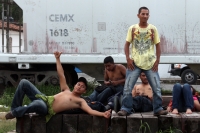 Viernes 13 de julio del 2012. Arriaga, Chiapas. La pausa del tiempo rompe su melancolía en los poblados cercanos a Arriaga, el cual despierta de su letargo provinciano cada vez que se corre el rumor de la llegada del Tren mientras que los migrantes salen 