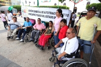 Miércoles 10 de septiembre del 2014. Tuxtla Gutiérrez. La agrupación de minusválidos de Chiapas esperan con paciencia en la plaza central la atención de las autoridades estatales para el cumplimiento de sus demandas de trabajo.