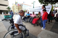 Miércoles 10 de septiembre del 2014. Tuxtla Gutiérrez. La agrupación de minusválidos de Chiapas esperan con paciencia en la plaza central la atención de las autoridades estatales para el cumplimiento de sus demandas de trabajo.