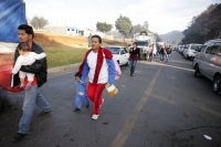 Habitantes de Mitziton en el municipio de San Cristóbal de las Casas, continúan protestando por la detención del líder indígena  Manuel Heredia manteniendo cerrada la carretera hacia Comitán