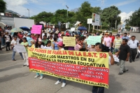 Domingo 22 de septiembre del 2013.Tuxtla Gutiérrez. Padres de familia y alumnos de varias escuelas se manifiestan esta mañana a favor de la lucha magisterial en la capital de Chiapas.