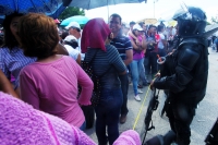 Miércoles 16 de octubre del 2013. Tuxtla Gutiérrez. Aspecto de la movilización policiaca en las cercanías de La Pochota durante el bloqueo magisterial de este medio día