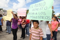 Domingo 22 de septiembre del 2013.Tuxtla Gutiérrez. Padres de familia y alumnos de varias escuelas se manifiestan esta mañana a favor de la lucha magisterial en la capital de Chiapas.