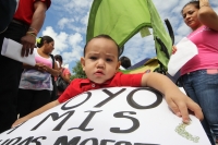 Domingo 22 de septiembre del 2013.Tuxtla Gutiérrez. Padres de familia y alumnos de varias escuelas se manifiestan esta mañana a favor de la lucha magisterial en la capital de Chiapas.