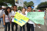 Domingo 22 de septiembre del 2013.Tuxtla Gutiérrez. Padres de familia y alumnos de varias escuelas se manifiestan esta mañana a favor de la lucha magisterial en la capital de Chiapas.
