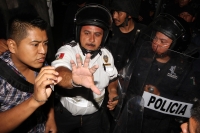 Sábado 29 de junio del 2013. Tuxtla Gutiérrez, Chiapas. Policía se enfrenta con el bloque magisterial.