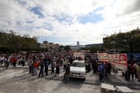 Martes 27 de diciembre. Regresa el MOCRI CNP EZ a las calles. Tuxtla Gutiérrez, Chiapas. Con demandas de cumplimiento de promesas y de programas de apoyo social, integrantes de la organización zapatista marchan por las calles de la ciudad para protestar e