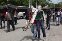 Lunes 4 de julio del 2016. Tuxtla Gutiérrez. La marcha del MOCRI CNPA EZ al inicio de la manifestación en apoyo del Movimiento Magisterial en el oriente de Tuxtla.