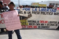 Martes 10 de julio del 2012. Tuxtla Gutiérrez, Chiapas. Indígenas de varias comunidades de los altos de Chiapas se manifiestan en las instalaciones de la PGR-Chis para exigir que sean retiradas las demandas en contra de varios líderes indígenas recluidos 