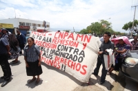 Martes 10 de julio del 2012. Tuxtla Gutiérrez, Chiapas. Indígenas de varias comunidades de los altos de Chiapas se manifiestan en las instalaciones de la PGR-Chis para exigir que sean retiradas las demandas en contra de varios líderes indígenas recluidos 