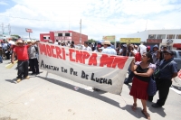 Martes 1 de julio del 2012. Tuxtla Gutiérrez, Chiapas. Indígenas de varias comunidades de los altos de Chiapas se manifiestan en las instalaciones de la PGR-Chis para exigir que sean retiradas las demandas en contra de varios líderes indígenas recluidos e