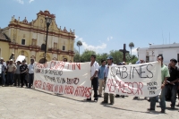 Jueves 7 de abril. Campesinos de diferentes organizaciones sociales se manifiestan en la ciudad de San Cristóbal de las Casas por el desalojo de los manifestantes que se mantenían en huelga de hambre en las entradas del edificio del gobierno estatal.