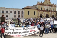 Jueves 7 de abril. Campesinos de diferentes organizaciones sociales se manifiestan en la ciudad de San Cristóbal de las Casas por el desalojo de los manifestantes que se mantenían en huelga de hambre en las entradas del edificio del gobierno estatal.