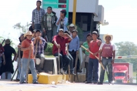Jueves 31 de octubre del 2013. Chiapa de Corzo. La PFP interviene en la caseta de cobro de la autopista entre San Cristóbal y Tuxtla Gutiérrez, donde un grupo de jóvenes y campesinos mantenían tomadas las instalaciones en pugna con el movimiento magisteri