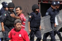 Jueves 31 de octubre del 2013. Chiapa de Corzo. La PFP interviene en la caseta de cobro de la autopista entre San Cristóbal y Tuxtla Gutiérrez, donde un grupo de jóvenes y campesinos mantenían tomadas las instalaciones en pugna con el movimiento magisteri