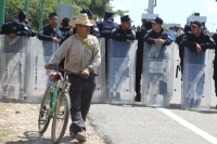 Jueves 31 de octubre del 2013. Chiapa de Corzo. La PFP interviene en la caseta de cobro de la autopista entre San Cristóbal y Tuxtla Gutiérrez, donde un grupo de jóvenes y campesinos mantenían tomadas las instalaciones en pugna con el movimiento magisteri