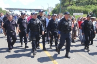 Jueves 31 de octubre del 2013. Chiapa de Corzo. La PFP interviene en la caseta de cobro de la autopista entre San Cristóbal y Tuxtla Gutiérrez, donde un grupo de jóvenes y campesinos mantenían tomadas las instalaciones en pugna con el movimiento magisteri