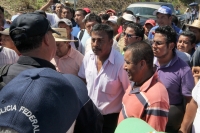 Jueves 31 de octubre del 2013. Chiapa de Corzo. La PFP interviene en la caseta de cobro de la autopista entre San Cristóbal y Tuxtla Gutiérrez, donde un grupo de jóvenes y campesinos mantenían tomadas las instalaciones en pugna con el movimiento magisteri