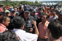 Jueves 31 de octubre del 2013. Chiapa de Corzo. La PFP interviene en la caseta de cobro de la autopista entre San Cristóbal y Tuxtla Gutiérrez, donde un grupo de jóvenes y campesinos mantenían tomadas las instalaciones en pugna con el movimiento magisteri