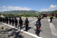 Jueves 31 de octubre del 2013. Chiapa de Corzo. La PFP interviene en la caseta de cobro de la autopista entre San Cristóbal y Tuxtla Gutiérrez, donde un grupo de jóvenes y campesinos mantenÃan tomadas las instalaciones en pugna con el movimiento magisteri Jueves 31 de octubre del 2013. Chiapa de Corzo. La PFP interviene en la caseta de cobro de la autopista entre San Cristóbal y Tuxtla Gutiérrez, donde un grupo de jóvenes y campesinos mantenÃan tomadas las instalaciones en pugna con el movimiento magisteri