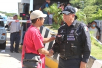 Jueves 31 de octubre del 2013. Chiapa de Corzo. La PFP interviene en la caseta de cobro de la autopista entre San Cristóbal y Tuxtla Gutiérrez, donde un grupo de jóvenes y campesinos mantenían tomadas las instalaciones en pugna con el movimiento magisteri