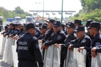 Jueves 31 de octubre del 2013. Chiapa de Corzo. La PFP interviene en la caseta de cobro de la autopista entre San Cristóbal y Tuxtla Gutiérrez, donde un grupo de jóvenes y campesinos mantenían tomadas las instalaciones en pugna con el movimiento magisteri