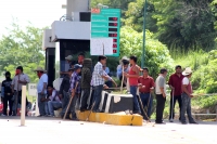 Jueves 31 de octubre del 2013. Chiapa de Corzo. La PFP interviene en la caseta de cobro de la autopista entre San Cristóbal y Tuxtla Gutiérrez, donde un grupo de jóvenes y campesinos mantenían tomadas las instalaciones en pugna con el movimiento magisteri