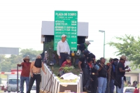 Jueves 31 de octubre del 2013. Chiapa de Corzo. La PFP interviene en la caseta de cobro de la autopista entre San Cristóbal y Tuxtla Gutiérrez, donde un grupo de jóvenes y campesinos mantenían tomadas las instalaciones en pugna con el movimiento magisteri