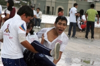 Miércoles 1 de diciembre. Los jóvenes estudiantes que participaron en la marcha del Día Mundial en Contra del VIH-SIDA aprovechan la oportunidad de convivir con sus compañeros en la fuente de agua del Parque Morelos-Bicentenario que este día fue puesta en