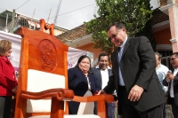 Sábado 6 de febrero del 2016. San Fernando, Chiapas. Monseñor Fabio MartÃnez Castilla, arzobispo de Tuxtla Gutiérrez recibe la silla que SS el Papa Francisco usara en su visita a la capital de este estado del sureste de México. Sábado 6 de febrero del 2016. San Fernando, Chiapas. Monseñor Fabio MartÃnez Castilla, arzobispo de Tuxtla Gutiérrez recibe la silla que SS el Papa Francisco usara en su visita a la capital de este estado del sureste de México.