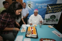Rogelio Cabrera, arzobispo de Tuxtla Gutiérrez, dedica su mensaje domincal a los comunicadores católicos y comparte unos momentos con los medios de comunicación al celebrar su cumpleaños.