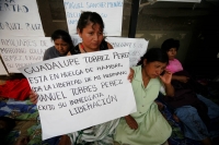 Familiares de los presos del MOCRI continúan esta tarde en huelga de hambre en la entrada del edificio de gobierno de Chiapas para exigir a las autoridades la liberación de los Detenidos de Conciencia