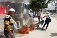Jueves 14 de julio del 2016. Tuxtla Gutiérrez. Varios edificios de partidos políticos municipales son saqueados e incendiados este medio día por miembros del Movimiento Magisterial en contra de la Reforma Educativa durante las jornadas de protesta en la c