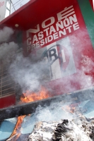 Jueves 14 de julio del 2016. Tuxtla Gutiérrez. Varios edificios de partidos políticos municipales son saqueados e incendiados este medio día por miembros del Movimiento Magisterial en contra de la Reforma Educativa durante las jornadas de protesta en la c