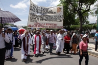 Viernes 1 de julio del 2016. Tuxtla Gutiérrez. La marcha por la paz organizada por el Pueblo Creyente de las regiones de Los Altos de Chiapas hacia el campamento del Movimiento Magisterial en el primer cuadro de la capital de este estado del sureste de M Viernes 1 de julio del 2016. Tuxtla Gutiérrez. La marcha por la paz organizada por el Pueblo Creyente de las regiones de Los Altos de Chiapas hacia el campamento del Movimiento Magisterial en el primer cuadro de la capital de este estado del sureste de M