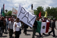 Viernes  1 de julio del 2016. Tuxtla Gutiérrez. La marcha por la paz organizada por el Pueblo Creyente de las regiones de Los Altos de Chiapas hacia el campamento del Movimiento Magisterial en el primer cuadro de la capital de este estado del sureste de M