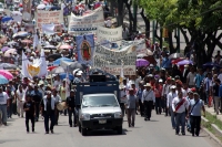Viernes  1 de julio del 2016. Tuxtla Gutiérrez. La marcha por la paz organizada por el Pueblo Creyente de las regiones de Los Altos de Chiapas hacia el campamento del Movimiento Magisterial en el primer cuadro de la capital de este estado del sureste de M