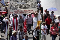 Viernes  1 de julio del 2016. Tuxtla Gutiérrez. La marcha por la paz organizada por el Pueblo Creyente de las regiones de Los Altos de Chiapas hacia el campamento del Movimiento Magisterial en el primer cuadro de la capital de este estado del sureste de M