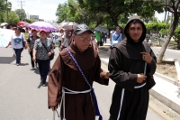 Viernes  1 de julio del 2016. Tuxtla Gutiérrez. La marcha por la paz organizada por el Pueblo Creyente de las regiones de Los Altos de Chiapas hacia el campamento del Movimiento Magisterial en el primer cuadro de la capital de este estado del sureste de M