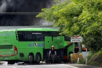 Martes 21 de junio del 2016. Tuxtla Gutiérrez. (JH).  Llantas incendiadas durante los bloqueos de las entradas a la capital del estado de Chiapas durante las manifestaciones del Movimiento Magisterial.