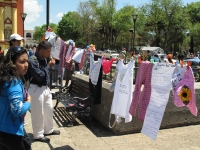 Miércoles 9 de marzo. Foto/Miradasur. San Cristóbal de las Casas. Mujeres de diferentes grupos sociales realizan una singular protesta en la Plaza de la Paz donde cuelgan ropajes íntimos con mensajes de igualdad.
