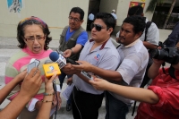 Lunes 25 de noviembre del 2013. Tuxtla Gutiérrez. La única convocante que llego a la conferencia de prensa de las ONGs a favor de la lucha en contra de la violencia hacia las mujeres habla con los medios de comunicación.