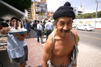 Este joven-anciano recorre las calles de la ciudad presumiendo su estado de salud y la musculatura.